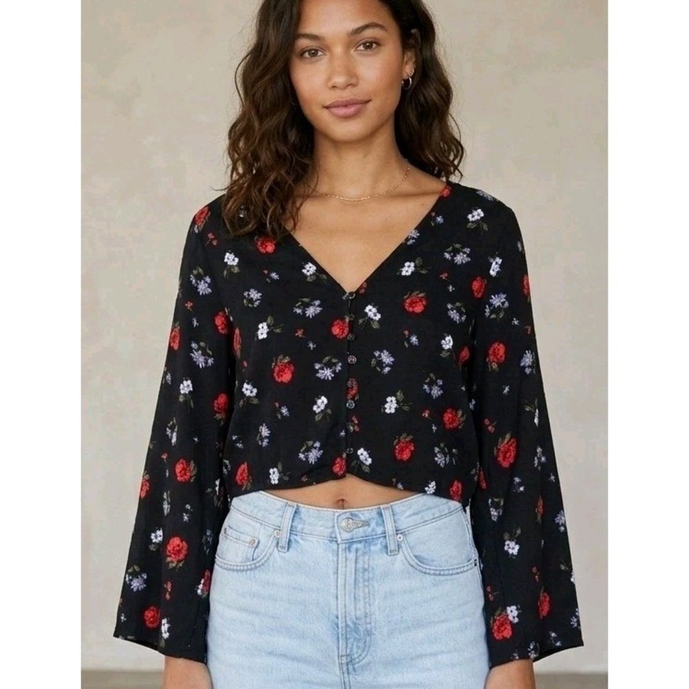 American Eagle Outfitter Crop Top Women's Sz M Floral V-Neck Long Sleeve Cottage